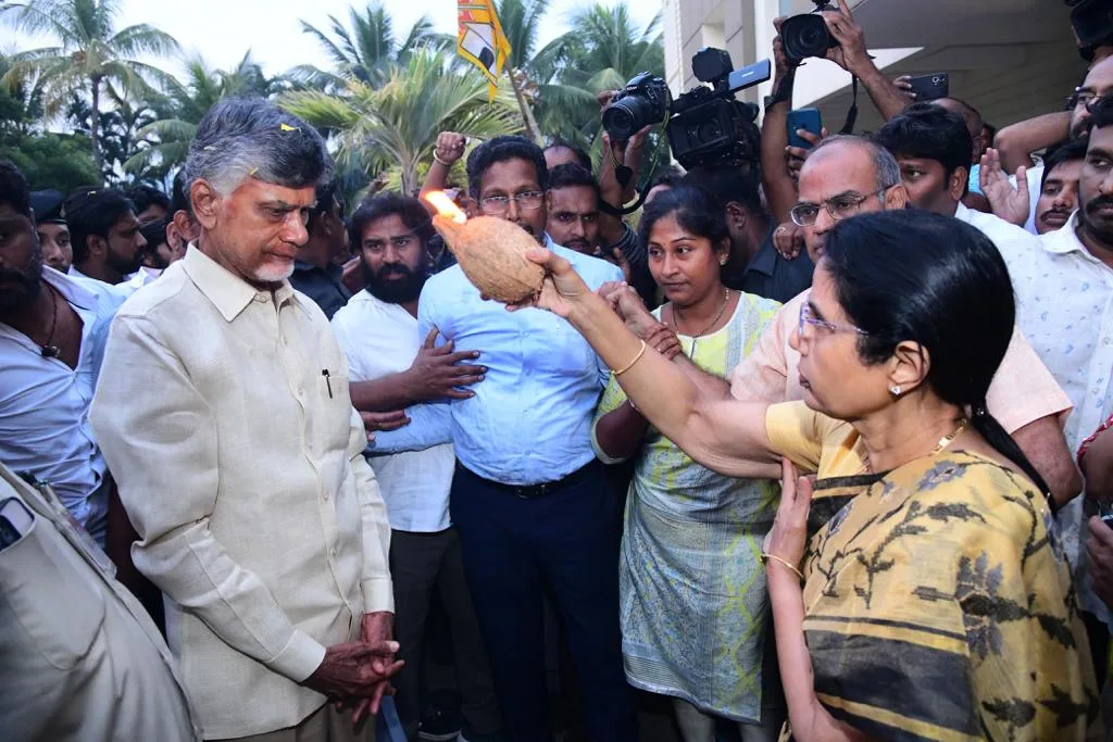 Emotional Scenes As TDP Chief Chandrababu Naidu Returns Home After ...