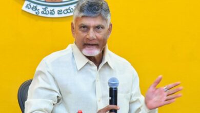 Chief Minister Chandrababu receives the ‘Business Reformer of the Year’ award.