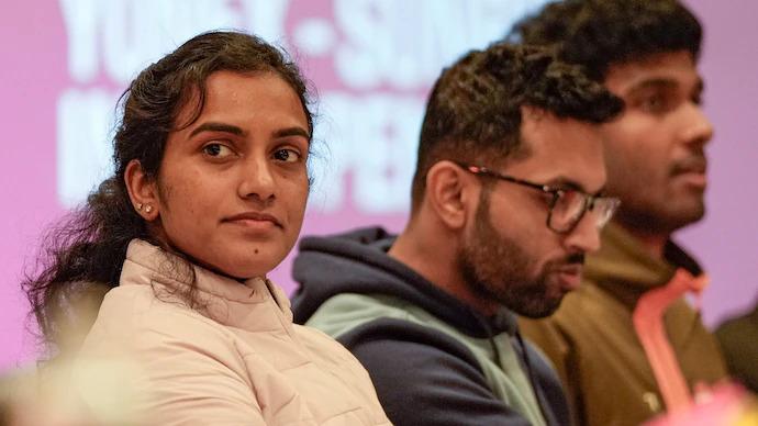 Sindhu-safely-returns-home-after-being-stranded-in-Dubai-for-3-days