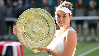 Linda Noskova Wimbledon 2026 Champion lifting the Venus Rosewater Dish